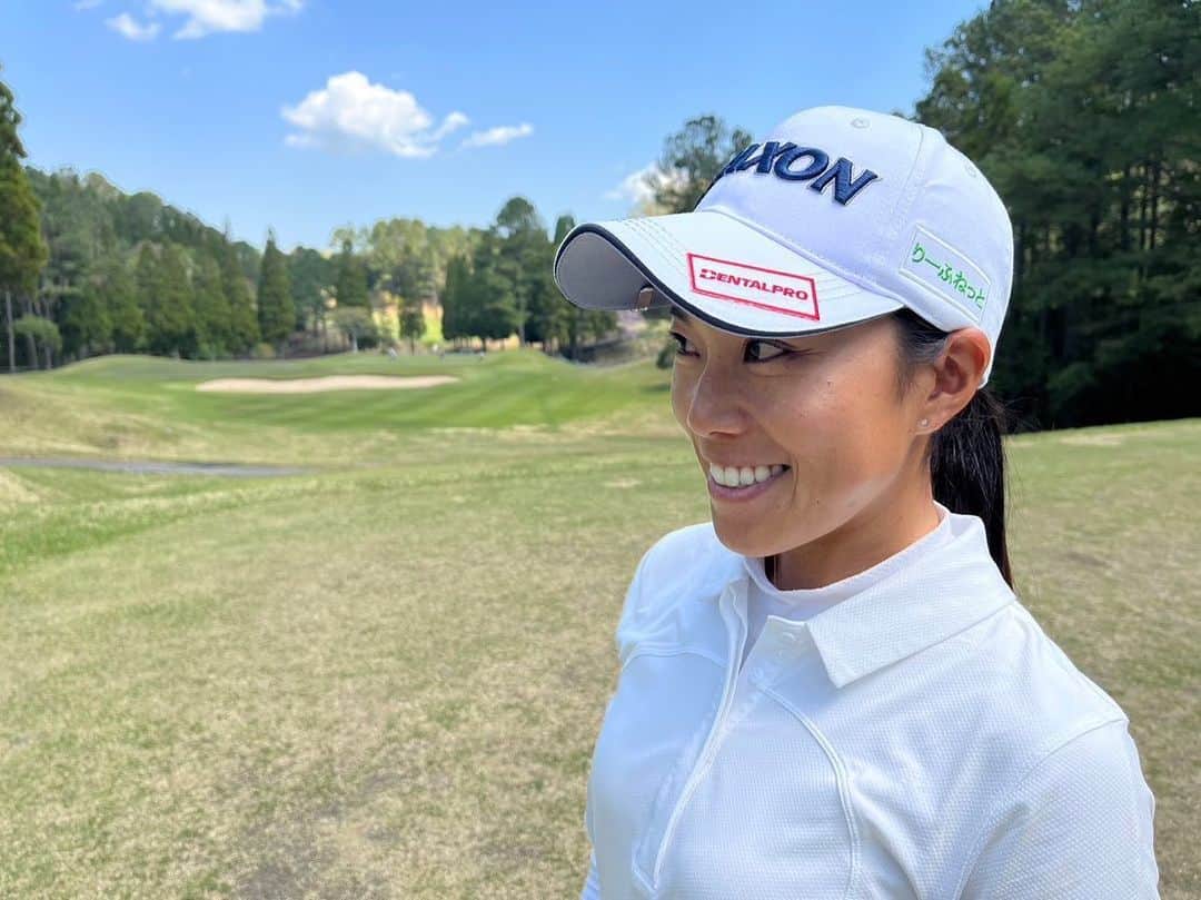 中山三奈のインスタグラム：「マネージャーから久しぶりの投稿です🙇‍♀️  明日からステップアップ4戦目、フンドーキンレディスがはじまります。いつも応援してくださる皆様、ありがとうございます😊  さて、今日は今年から応援して下さる事になりましたデンタルプロ株式会社さんのご紹介です！  みなさん使っていますか？歯間ブラシ。歯の汚れは歯ブラシだけでは60%しか落ちないんですって😱そして、歯間ブラシと歯ブラシの順番。実は歯間ブラシは歯ブラシ前に使うのが効果的らしいですよ！  ぜひ皆さんも、デンタルプロの歯ブラシ＆歯間ブラシを使ってナイススマイルで応援に来てくださいね😉 私もバーディとってナイススマイルを見せられるように頑張ります！  ちなみに、キャディーバッグの中に、デンタルプロさんの新しい歯ブラシ＆歯間ブラシセットが入っているかも！？との噂。  気になる方は聞いてみてくださいね🥳  それでは皆様、明日も良い1日を！  #デンタルプロ　#DENTALPRO」