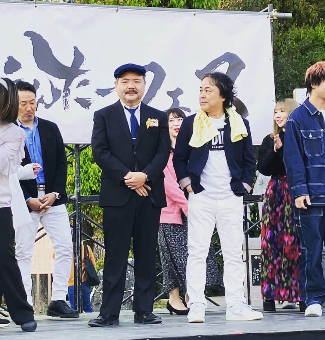 のインスタグラム：「４月9日大阪護国神社で行われましたイベント「おーえんたフェス」沢山のお客様がいらっしゃってとーても楽しいひと時でした。あたかもコロナ前を思い出したかの様な干からびた大地が水を吸っていく様な勢いに人類はまだまだ強いモノだなと（大袈裟）打ち震えました。写真はフェスの感動のフィナーレ、ステージに出演者全員が最後に勢揃いというこの日最高の瞬間ですが、大した事もしてないのにステージドセンターをキープして元classの日浦孝則様から「お前、誰？」と最強のガン見をいただいた最高の瞬間です。（photo by 宴太郎）こういう空気を読まない図々しい人間は花粉症になりにくいらしいです。 #花粉症対策」