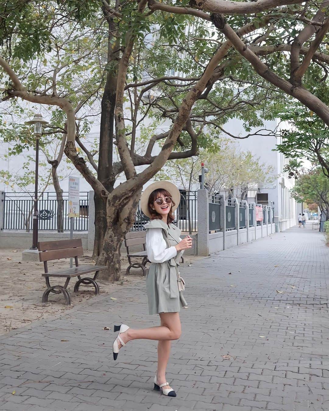 郭圈圈のインスタグラム：「竟然在公園拍照😂 因為前天吃早午餐吃得不太開心 服務差還收服務費（服務生每個臉都很臭、也沒有幫忙倒水、問問題都沒答案，問了三個都是這樣⋯帶位服務生還安排腿會卡桌腳在中間的位置給我們🤦🏻‍♀️啊明明旁邊也是我們的位置範圍） 食物是不錯但結帳嚇到～兩人吃$1210（就點了兩個餐、一個+$100升級，還有點一杯拿鐵&黑咖啡）（之前有去過幾次，但價格印象2人吃都沒破千）（價格也不完全是重點，是服務變這樣最傻眼） - 打算以後也不去了，所以也不想在那拍照😂就到了附近的公園拍照💚好像景也不錯📷 - 可愛的🌷鬱金香指甲很想特寫 但我的富貴手最近很嚴重很醜 希望過兩天再好一點🥹 - #lea_outfit @marule.official  - 官網下單🔗marumarulea.com 🔍 march138.書香世家小千金～百搭微澎袖襯衫 $1280 🔍march141.城市裡的率性～大翻領風衣感排釦綁帶短洋 $1680 🔍 sept168.赫本經典拼接楔型粗跟尖頭鞋 $1680 🔍奶茶框墨鏡$580 🔍march75.春夏最必備！多種選擇顯臉小質感草帽👒 $720」