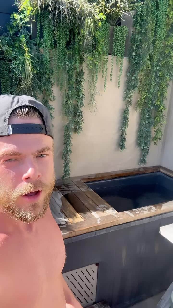 デレク・ハフのインスタグラム：「Fine then 🥶😂」