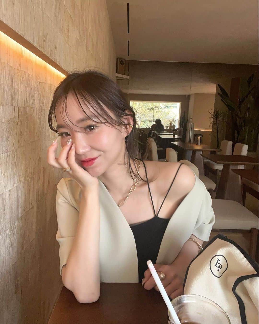 saanaaeのインスタグラム：「✌︎🖤  Summer Collection販売中ですっ✨ @nuebyas__   是非見てみてください♡  ちなみに着用の半袖jkとチュールベアは好きすぎて 安定の2色買いっ  #카페스타그램  #NUEbyas」