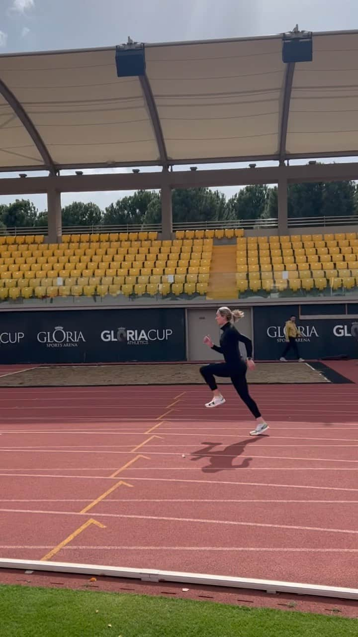 アレクサンドラ・ブルクハルトのインスタグラム：「Drills 🤝 #outdoorseason #aroundthecorner #gloriasportarena #speedwork #summerprep #soonsoon #sprint #speed #drills」