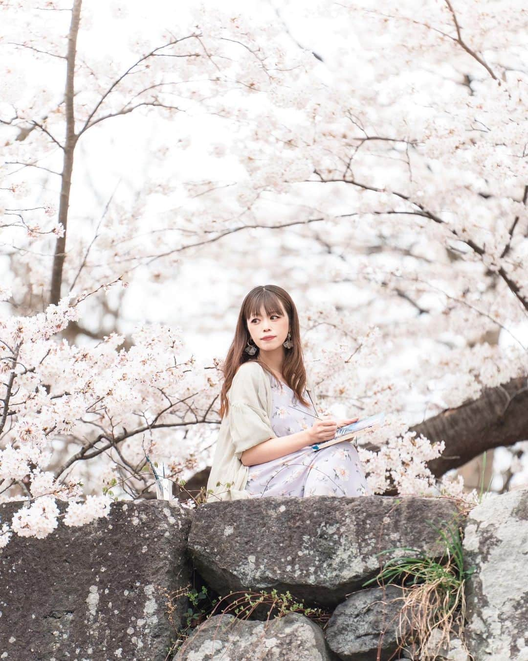 小林舞香のインスタグラム：「Photo by @hikaru.studio9 . #japan_of_insta #lovers_nippon #art_of_japan_ #cherryblossom #team_jp_ #japantravelgallery #photo_shorttrip #photo_jpn #ptk_japan⠀ #sakura #portrait  #山形 #霞城公園 #霞城公園の桜 #桜並木 #桜スポット #桜巡り #桜」