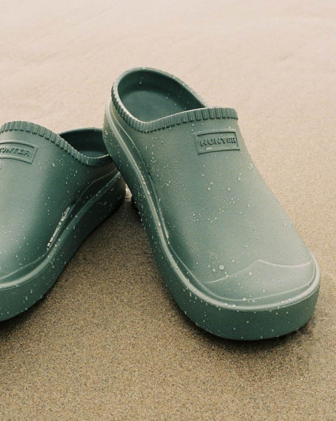 ハンターブーツのインスタグラム：「Waterproof ✅ Lightweight ✅ Made using... Algae? ✅⁣ ⁣ Our new BLOOM™ clogs are perfect for days by the beach this spring, and because they're made from an innovative EVA blended with algae, they'll tread a little lighter on the environment too.⁣ ⁣ Every pair made helps clean natural waterways and clean the air of CO2.⁣ ⁣ Photographer: @samhhunter」