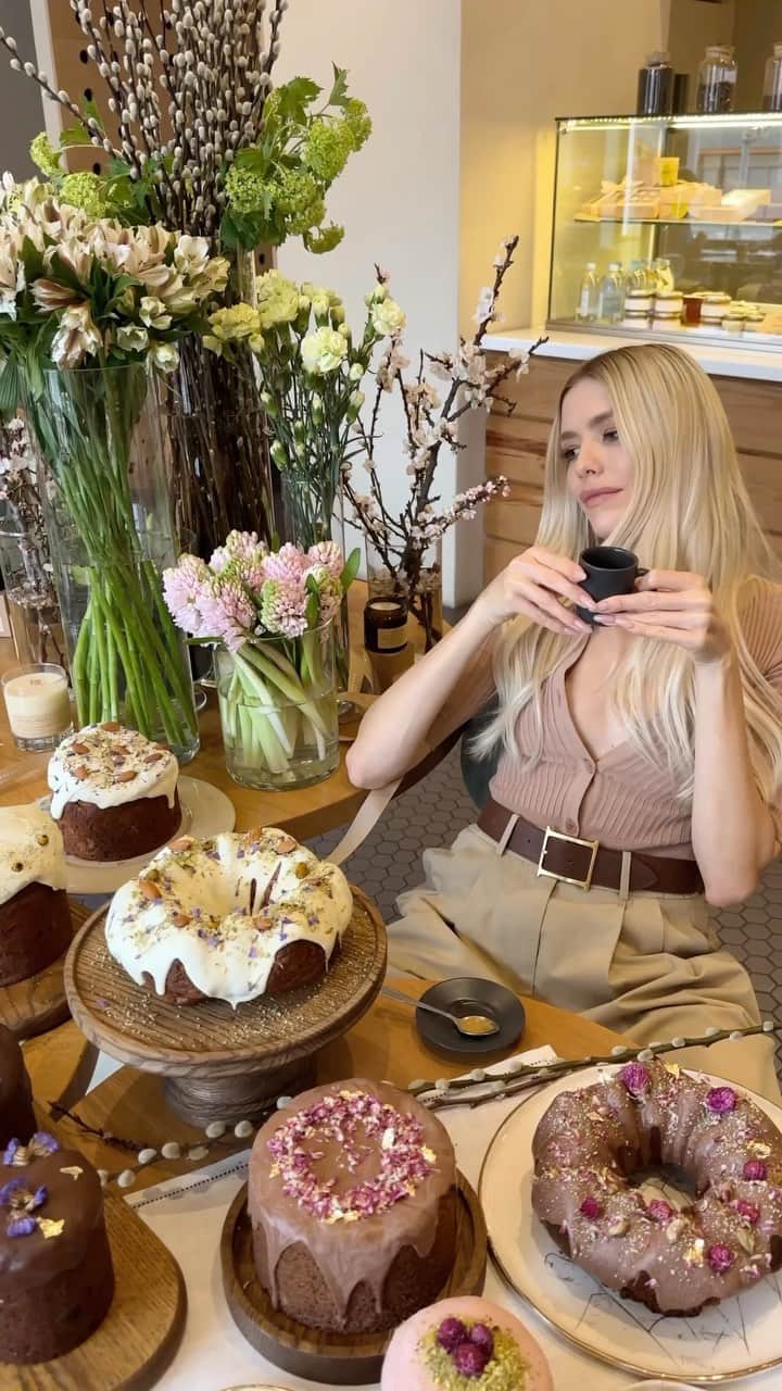 エレナ・ペルミノヴァのインスタグラム：「Так много красоты на Пасху❤️ куличи @lenandgrechka на любой вкус на lenandgrechka.com , спешите заказать🫠 там даже есть тот, который вы сможете украсить сами по своему вкусу!」