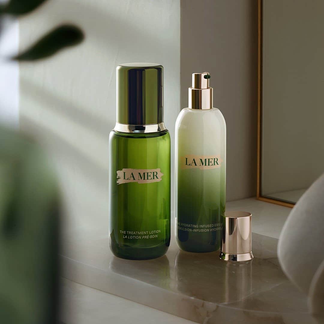 ドゥラメールのインスタグラム：「La Mer’s power pair: The Treatment Lotion’s liquid energy and the ultralight Hydrating Infused Emulsion. Layer them together for a soothing rush of hydration that replenishes and rejuvenates without overburdening.  #lamer #lamerskincare #lamertreatmentlotion #lameremulsion」