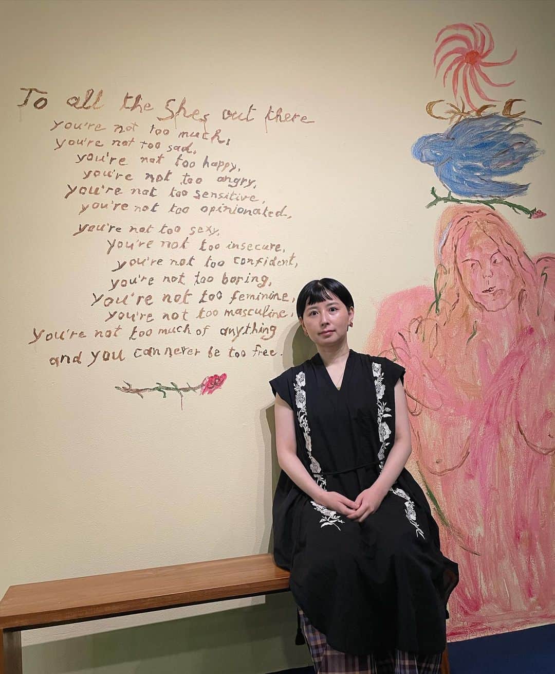 松田青子のインスタグラム：「ジュリ・ベイカー・アンド・サマーの展示 “She’s too much” は、一人の架空の女性の、28日間の生理周期を絵で表現した空間で、めちゃくちゃハッピーな気持ちになりました。前日に展示を見ていた福冨さんが、松田さんが好きそうだからと教えてくださって、自分たちのイベント前の時間に国際交流基金の皆さんがさっと連れていってくださいました。本当にありがとうございました😭  #julibakerandsummer #sheistoomuch」