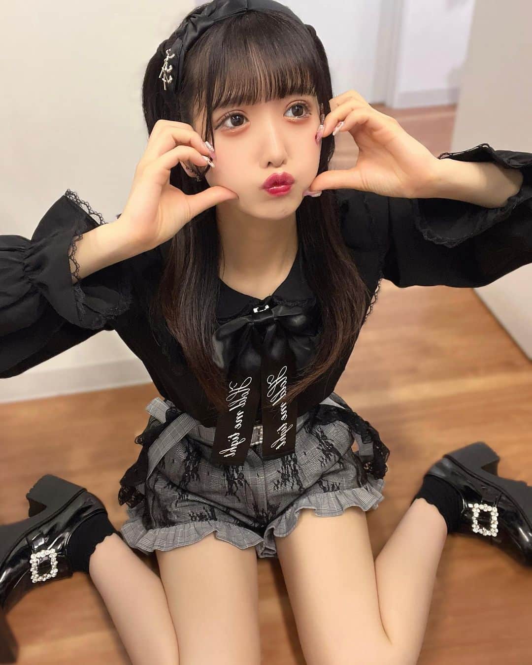 七瀬りおのインスタグラム：「. . 昔着てた地雷ちゃん掘り出してみた🖤 やっぱり好きみたいなのでたまに着ちゃうんだからね👍🏻 . .」