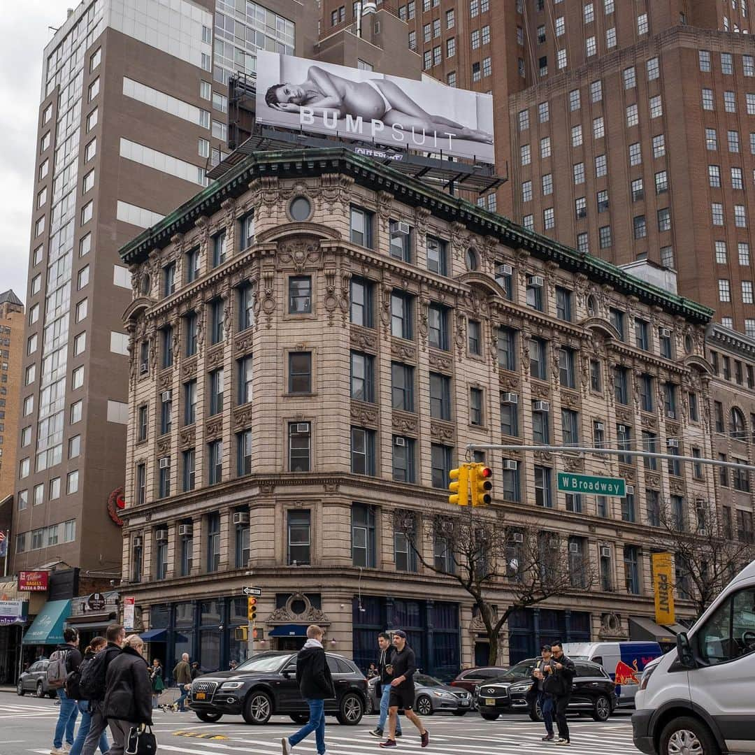 ニコール・トルンフィオのインスタグラム：「@bumpsuit in NYC 🗽 Amplifying women, amplifying mothers, we are here to serve women of the world 💗🙏🏼😍 we love you #nyc Featuring @elviratroger」