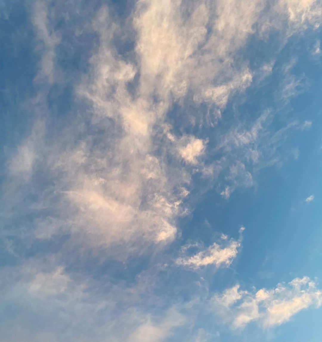 戸北美月さんのインスタグラム写真 - (戸北美月Instagram)「. 夕焼け色に染まった薄雲🌤」4月11日 0時23分 - mizuki_tokita