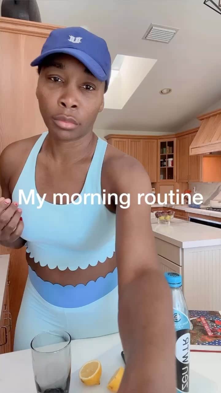 ビーナス・ウィリアムズのインスタグラム：「I like to start my mornings off intensely hydrated, it leads to better energy though the day, better performance and training, plus a boosted immune system and reduced inflammation over time. I add lemon to my water for the amazing benefits but especially for increasing my alkalinity levels. Supplementation is a must, and I take a lot! I found that supplements like magnesium boost my ability to perform, get better rest, stay hydrated, have more energy and also reduces the chances of cramping or muscle twitching which is so important for me. How do you start your morning healthy?」