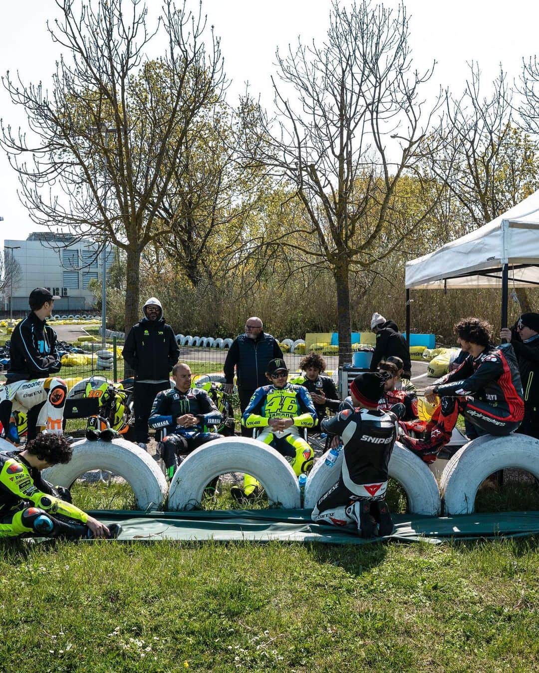 バレンティーノ・ロッシのインスタグラム：「Pic nic di Pasqua 🐣  @vr46ridersacademyofficial  📸 @camilss」