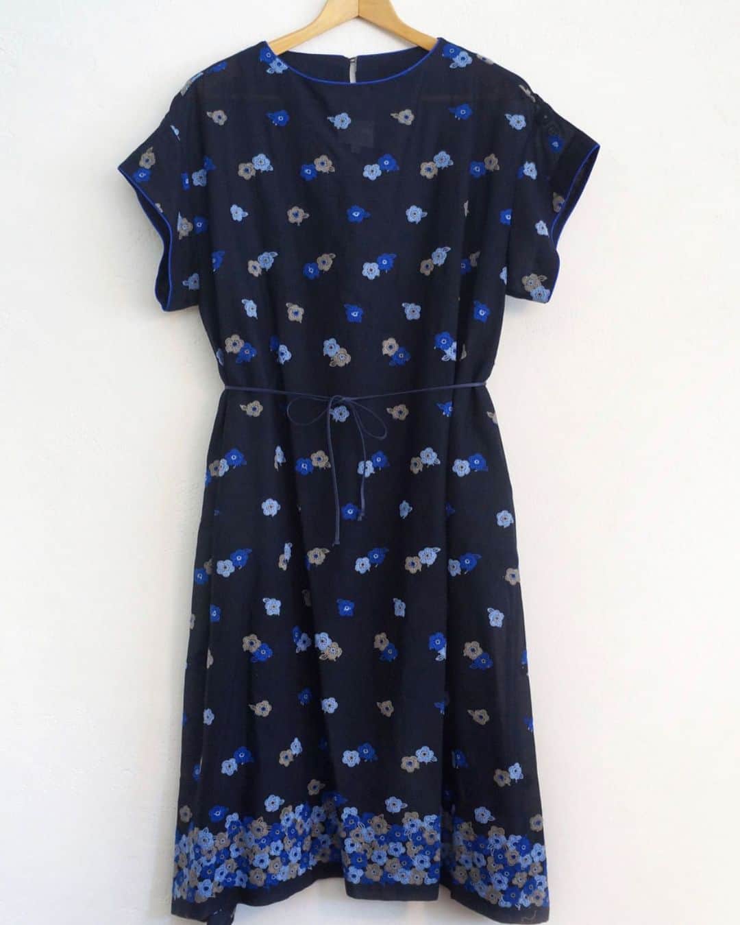 タピエスタイルさんのインスタグラム写真 - (タピエスタイルInstagram)「【NEW】"ANTIPAST" Embroidery Dress とても贅沢に刺繍で仕上げられたドレスは いつの時代も憧れです。 秘密の花園  NAVY / size1 在庫あり / 23ss-EOP178-NV-1 ¥67,100  2023 spring/summer Embroidery Dress (size1のみの入荷です。)  ANTIPAST全商品はこちら https://tapiestyle.katalok.ooo/ja/items?series_id=512 MATERIAL 綿 100% SIZE size1 着丈 / 90cm 身幅 / 56cm 肩幅 / 50cm 袖丈 / 8.5cm  タピエスタイル 京都LAQUE四条烏丸店 〒600-8009 京都市下京区四条通室町東入函谷鉾町101 LAQUE四条烏丸 2F open:10:30～20:30 phone:090-8821-8681 アクセス・フロアガイド: http://laque.jp/floor_guide 京都市営地下鉄烏丸線「四条」駅 阪急京都線「烏丸」駅 22番・24番出口直結  京都駅から京都市営地下鉄 烏丸線各停 国際会館行で2駅 約6分  ＃アンティパストの洋服」4月11日 0時28分 - tapiestyle
