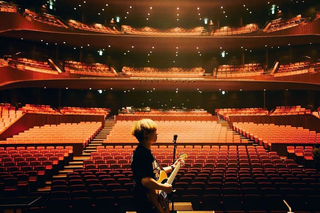 石原慎也のインスタグラム：「打ち上げはROUND1でした🎳  ホールツアー〝in your life〟札幌  photo by ヤマテツ @tetsuyayamakawa」