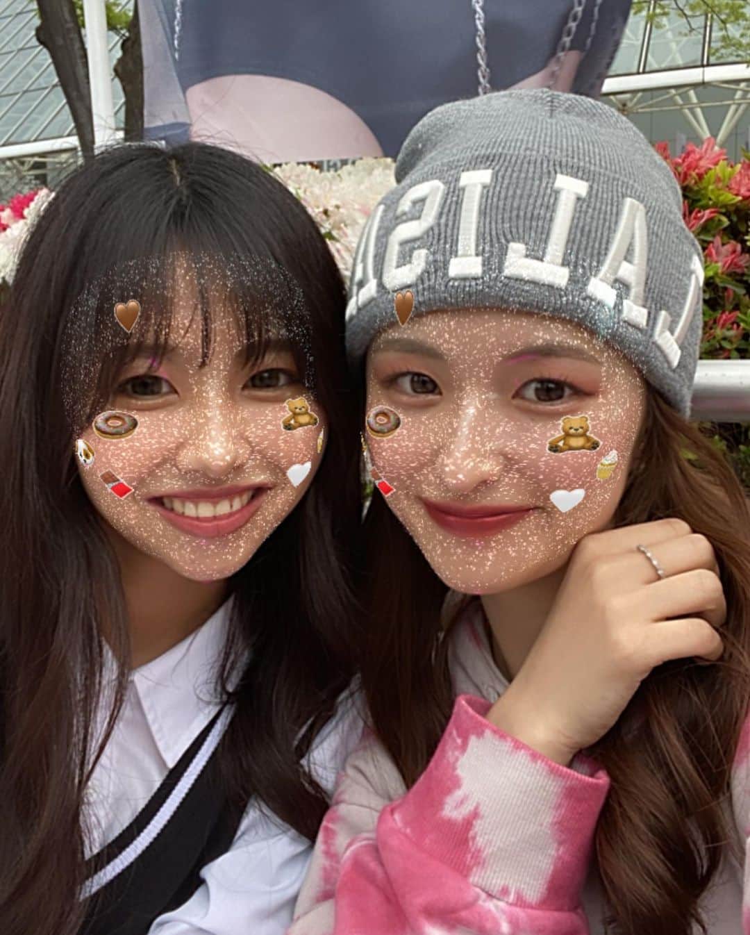 のインスタグラム：「👩🏻👧🏻  あー余韻余韻🤤  ほんとみんな可愛かった。。 ジスロゼのスローガン妹と買っちゃった🤣 推しの買ってないのに笑笑  ビジュ良すぎて🤦‍♀️🫢💗  お席がアリーナでほんとに近くて、、 プレミアム外れて萎えてたけどテンション上がりまくり🥺 銀テも貰えて、、うれしいいい  あー楽しかった。 もっと上げたい写真あるんだけどもうここら辺にしとく🫢  大阪もあるしねっ😉  #TOKYODOME #blackpink_bornpink  #blackpink #blackpinkinjapan  #blink #blackpinkinyourarea  #推し事#推し活#推ししか勝たん #渡邊の推し活」