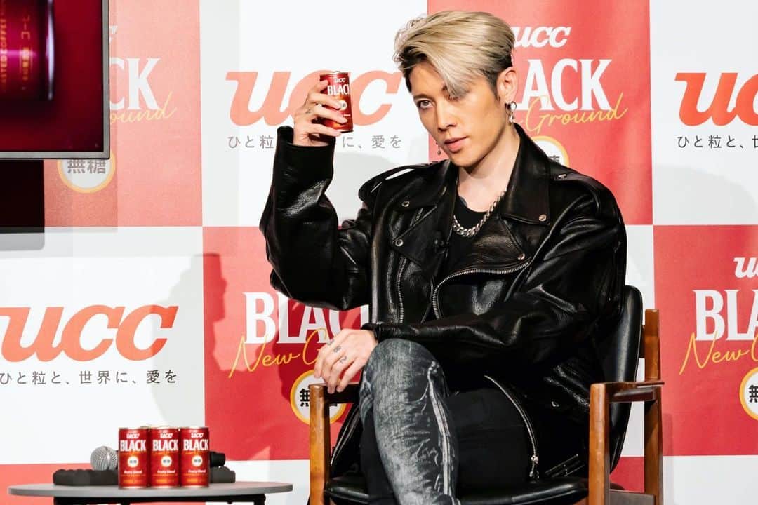 雅-MIYAVI-のインスタグラム：「Cheers!  Joined new campaign of one of the best coffee brands in Japan #UCC.  やっぱ無糖でしょ  「うちはコーヒー屋です」の一声がバシッと胸にきました。  新製品「BLACK 無糖 New Ground」グイッとよろしくです😎  #UCC #NewGround #解キ放テ」