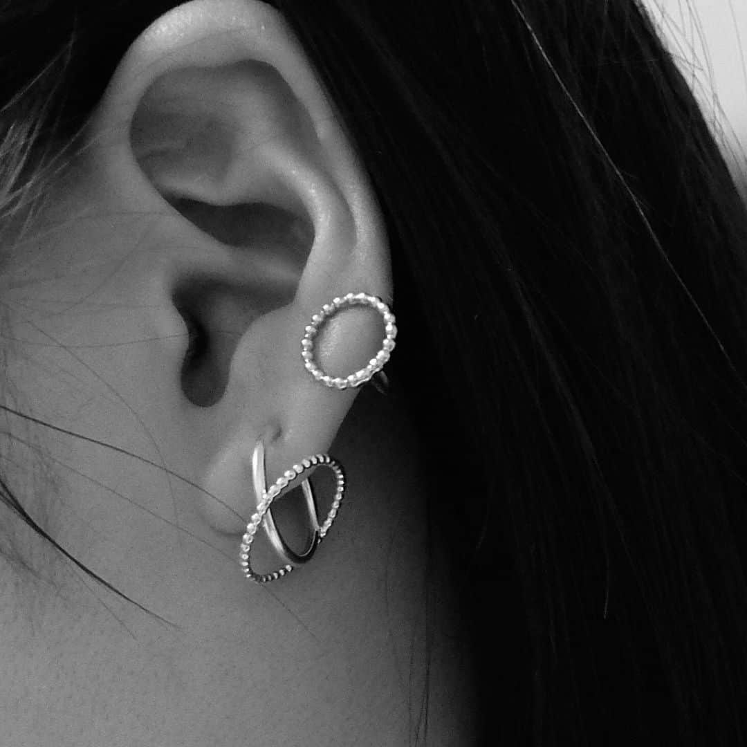 のインスタグラム：「si yo個展『-petits accessoires-』 会期：2023年4月19日（水）〜 4月25日（火） 時間：10:30～20:30 場所：大阪ルクアイーレ 4F イセタンクローゼット タピエスタイル ルクアイーレ店（ショップ詳細） 作家在廊日：4月22日(土) 10:30〜20:30 4月25日(火) 10:30〜20:30 (休憩等で不在の場合もございます。)       "気の向くままに、思いのままに"をコンセプトに、 シンプルでかろやかなアクセサリーを製作しています。  ミニサイズのピアスやイヤリングをメインに、 イヤーカフやブローチなど幅広く展開しています。  ● タピエスタイル 大阪ルクア イーレ店 〒530-8558 大阪府大阪市北区梅田3-1-3 ルクア イーレ4F イセタンクローゼット open:10:30～20:30 phone:06-6459-7768 アクセス・フロアガイド: https://www.lucua.jp/floormap/lucua1100_4.html JR大阪駅直結 JR大阪駅1F中央口改札を出て左側、3F連絡橋口改札から出て右側徒歩1〜2分  JR 大阪駅（大阪環状線、神戸線、京都線、宝塚線） 中央口から徒歩約1分 北新地駅（JR東西線） 徒歩約11分  大阪メトロ 梅田駅（御堂筋線） 北改札口から徒歩約2分 東梅田駅（谷町線） 北東改札から徒歩約10分 西梅田駅（四ツ橋線） 北改札から徒歩約10分  阪急電鉄 大阪梅田駅（神戸本線、宝塚本線、京都本線） 2F中央改札口から徒歩約5分  阪神電車 大阪梅田駅（阪神本線） 百貨店口から徒歩約7分」