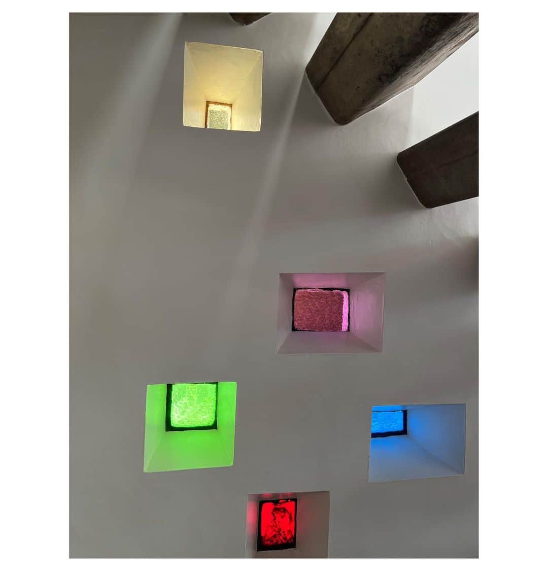 松浦美穂さんのインスタグラム写真 - (松浦美穂Instagram)「鈴木京香さん  villa coucouを公開してくださいました。  1950年代…吉坂隆正氏が登山家の近藤氏の為に建てた理想の住まいを追求した結晶のような小さな家。  室内の壁に埋め込まれた色ガラス、片持ち階段、キッチンから突き出た謎の筒など独特なディテールに魅力された京香さんが「この建築を残したい」と‼︎  杉本博司氏による竹ホウキ、五重の石塔などの庭も美しく繊細。  こんな素晴らしい建築という美術品を残して一般公開していただきありがとうございます‼︎と、同時にこの寛ぎ感やノスタルジーに感謝。  @kyokasuzuki_official  #建築 #1950年代 #ヴィラクゥクゥ #まるでepicurean」4月11日 0時40分 - twiggy_mihomatsuura