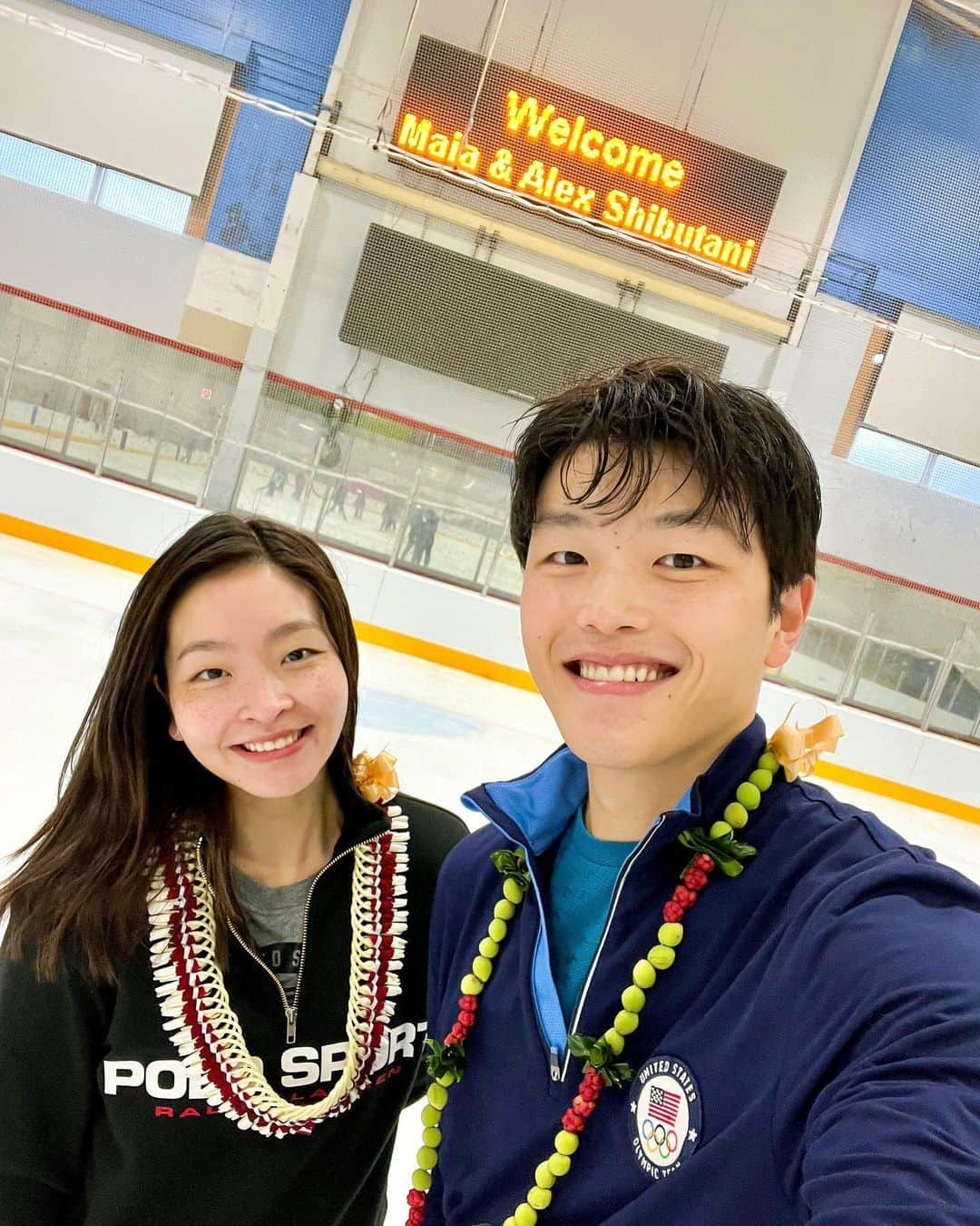 アレックス・シブタニさんのインスタグラム写真 - (アレックス・シブタニInstagram)「We stopped by @icepalacehawaii for the 5:50am session on Saturday morning. Ice Palace is the only skating rink in Hawaii and it was closed for 3 years during the pandemic. Even though the rink was closed, the skaters still found ways to practice—by skating on plastic ice outdoors.   It was wonderful to meet the Ice Palace community and hear about their passion and commitment to the sport. Mahalo for welcoming us so warmly to the island (with leis, coffee, donuts, pastries, and jerky) AND for showing up to our @amazingaapi signing at @bnalamoana later that afternoon. We appreciate you! 🫶⛸️🌺  If you’re ever on Oahu and need a break from the heat, make sure to stop by the coolest spot on the islands! 😉❄️  #skating #iceskating #figureskating #icepalacehawaii #honolulu #hawaii #mahalo #amazingaapi #maiashibutani #alexshibutani #shibsibs」4月11日 0時40分 - shibsibs