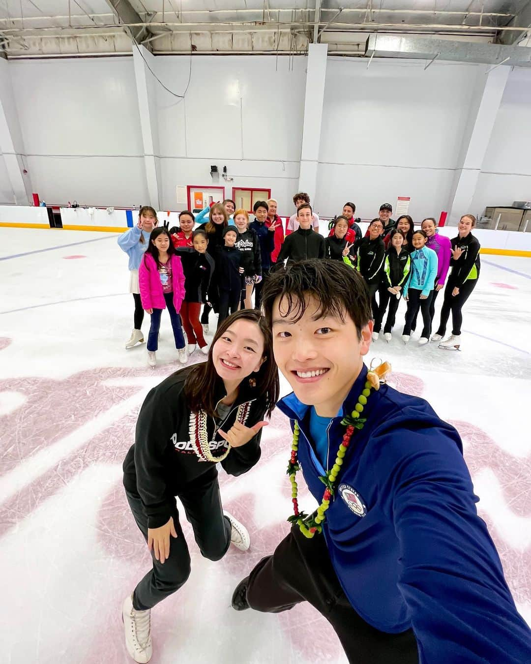 アレックス・シブタニのインスタグラム：「We stopped by @icepalacehawaii for the 5:50am session on Saturday morning. Ice Palace is the only skating rink in Hawaii and it was closed for 3 years during the pandemic. Even though the rink was closed, the skaters still found ways to practice—by skating on plastic ice outdoors.   It was wonderful to meet the Ice Palace community and hear about their passion and commitment to the sport. Mahalo for welcoming us so warmly to the island (with leis, coffee, donuts, pastries, and jerky) AND for showing up to our @amazingaapi signing at @bnalamoana later that afternoon. We appreciate you! 🫶⛸️🌺  If you’re ever on Oahu and need a break from the heat, make sure to stop by the coolest spot on the islands! 😉❄️  #skating #iceskating #figureskating #icepalacehawaii #honolulu #hawaii #mahalo #amazingaapi #maiashibutani #alexshibutani #shibsibs」