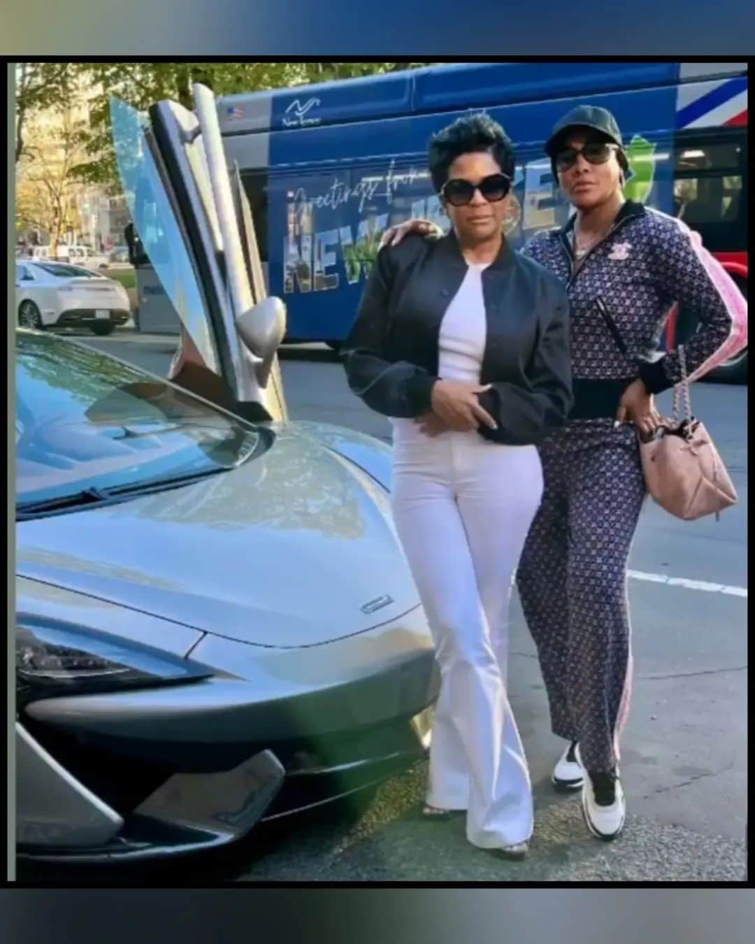 ヴィヴィカ・A・フォックスのインスタグラム：「GM Dawlings! #AboutLastNite FUNTIMES celebrating Easter with da QUEEN @firstladytonesa & her family @georgiabrowns_dc Stay tuned for more as I'm directing her REAL story! Viv's Rocking @chanelofficial tracksuit & sneakers Thanks @rules2bfollowed @loiusviutton bag @vivicafoxhair capdo! #LifeIsGood #GodIsGood #Blessed #Respect #Girlpower #VivicaFoxHair #TeamVivica #TeamFox #MyGrindDontStop #LegitimateCareers #BossMoves #LoveWins #FilmLife #Director #LetToniEat #MidWestDoesItBest #ClassicBadChicks 🔥🖤💖🎬🤑👸🏽🔥」