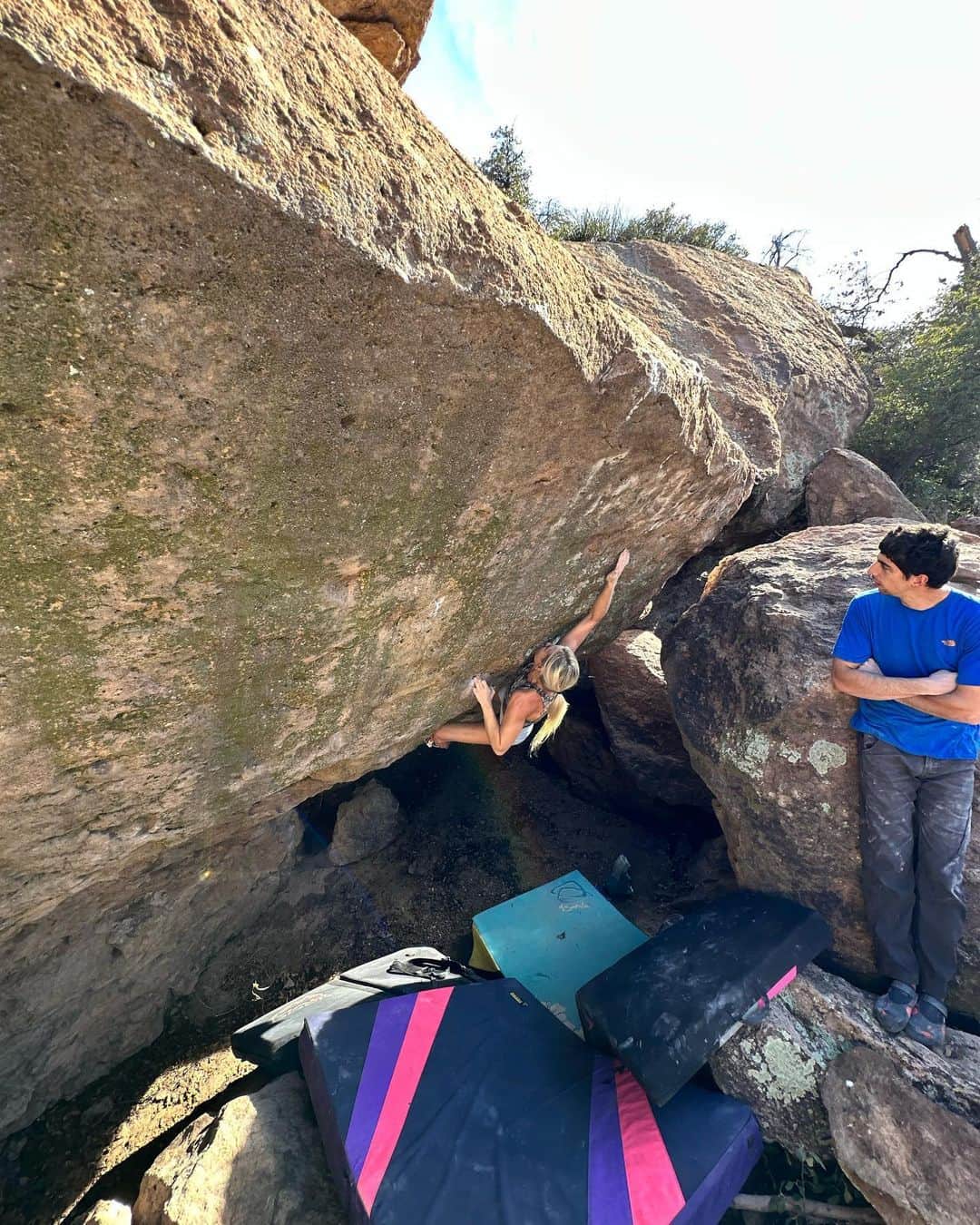 シエラ・ブレア・コイルのインスタグラム：「Don’t Bite It, V9  Oak Flat, AZ  When the lock off feels strong but not strong enough 🥵   Props to @zach_levy19 for getting the FA of this boulder and just about everything else this season 🔥   *No send from me…just wanted to post this cool pic!  🎥: @queencreekbouldering  @moonclimbing │ @moonclimbingwomen │ @myclimbapp │ @oncruxofficial │ @perfecthydration」