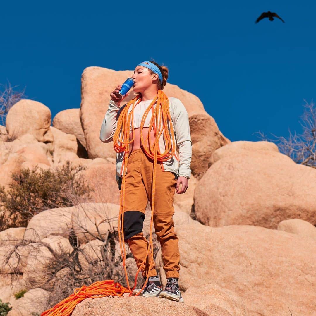 サッシャ・ディギーリアンのインスタグラム：「That new Juneberry drip @redbull !! 💙 Reaching new heights represents going for new things and not holding yourself back. You never know until you try… Summer is a great time to get out and push yourself a bit. Take a new adventure, start down the path of something you’ve always wanted to do. Even if you fail or it doesn’t work out – which for sure happens to me – you learn from it and grow. 📸 @jeffthibodeauco  💎 @emmaksousa @crystallize  #redbull #summeredition #reachnewheights」
