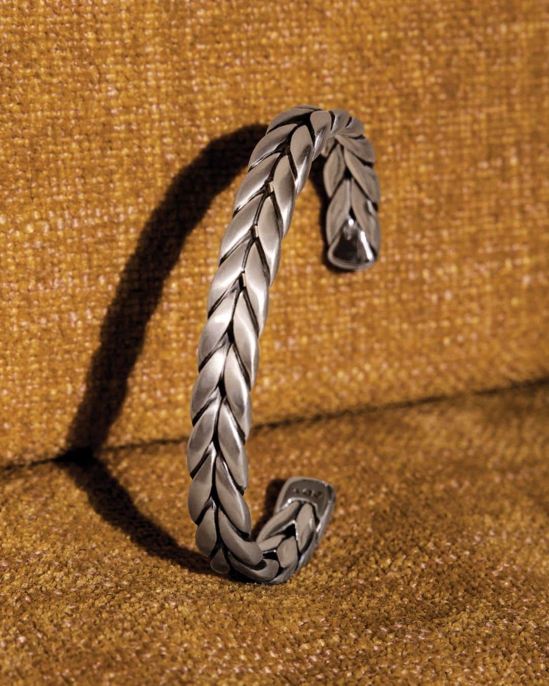 デイビット・ユーマンのインスタグラム：「Timeless design. Our Chevron bracelet is inspired by the V-shaped pattern found in architecture and art since antiquity.   #DavidYurman #jewelry #bracelet  Follow @davidyurman for exclusive content​.」