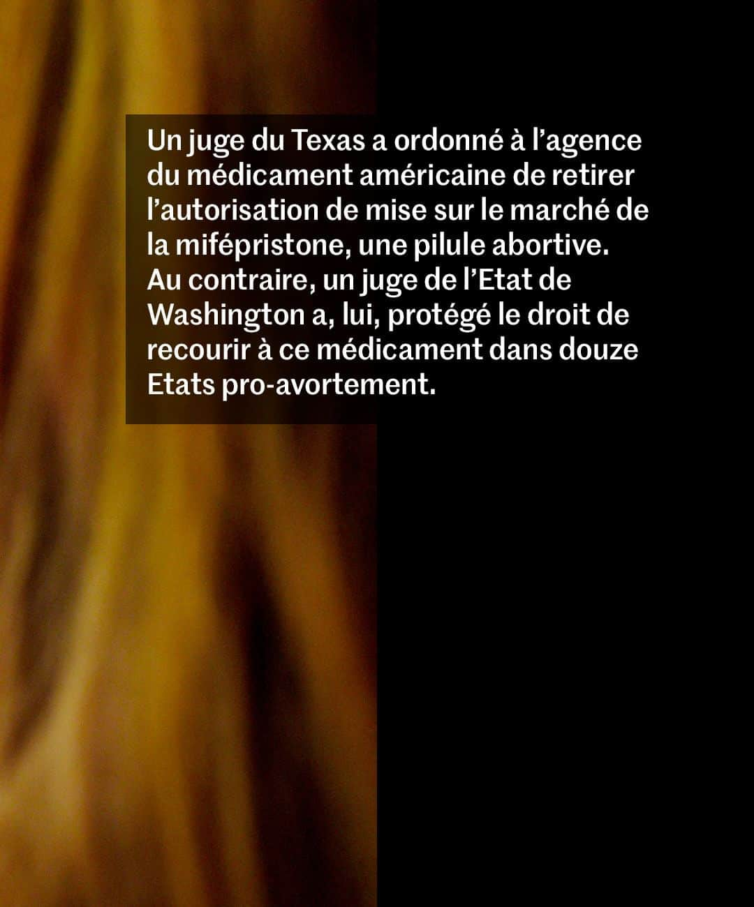 ルモンドさんのインスタグラム写真 - (ルモンドInstagram)「La bataille sur l’avortement prend un tour nouveau aux Etats-Unis. Moins d’un an après la décision de la Cour suprême, qui avait révoqué, en juin, le droit constitutionnel à mettre fin à sa grossesse, un juge conservateur du Texas a ordonné, vendredi 7 avril, à la Food and Drug Administration (FDA), l’agence américaine des médicaments, de retirer l’autorisation de mise sur le marché accordée en 2000 à la mifépristone, le médicament utilisé pour l’avortement chimique.  L’injonction n’entrera en vigueur que dans une semaine, a-t-il concédé, pour laisser le temps au gouvernement fédéral de faire appel, ce que le ministère de la justice a immédiatement annoncé. « Mon administration va combattre cette décision », a affirmé le président américain, Joe Biden, dans un communiqué qualifiant la décision du juge texan de tentative « sans précédent de priver les femmes de libertés fondamentales ».  Quelques heures plus tard, un autre juge fédéral, saisi d’une contre-plainte dans l’Etat de Washington par douze Etats pro-avortement, a ordonné, lui, à la FDA de s’abstenir de « changer le statu quo et les droits relatifs à l’accès à la mifépristone » dans ces Etats. S’agissant de deux juges fédéraux, aucune décision ne l’emporte sur l’autre.  La Cour suprême – elle-même à majorité républicaine – pourrait donc être appelée une fois de plus à arbitrer dans ce nouveau front de la guerre que mènent les conservateurs contre l’accès à l’avortement. - Vous avez lu 41% de cet article. - Photo : @A Arlington, en Virginie, le 8 mai 2020. OLIVIER DOULIERY / AFP - Retrouvez notre article en suivant le lien linkinbio sur notre profil.⁣⁣ -  #abortion #avortement #mifepristone #grossesses #avortementchimique」4月11日 1時00分 - lemondefr