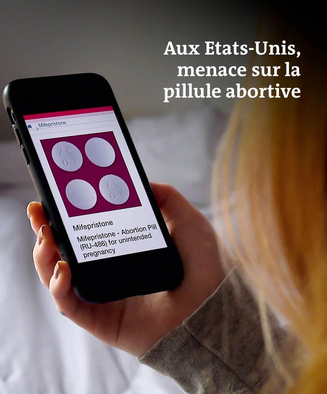 ルモンドのインスタグラム：「La bataille sur l’avortement prend un tour nouveau aux Etats-Unis. Moins d’un an après la décision de la Cour suprême, qui avait révoqué, en juin, le droit constitutionnel à mettre fin à sa grossesse, un juge conservateur du Texas a ordonné, vendredi 7 avril, à la Food and Drug Administration (FDA), l’agence américaine des médicaments, de retirer l’autorisation de mise sur le marché accordée en 2000 à la mifépristone, le médicament utilisé pour l’avortement chimique.  L’injonction n’entrera en vigueur que dans une semaine, a-t-il concédé, pour laisser le temps au gouvernement fédéral de faire appel, ce que le ministère de la justice a immédiatement annoncé. « Mon administration va combattre cette décision », a affirmé le président américain, Joe Biden, dans un communiqué qualifiant la décision du juge texan de tentative « sans précédent de priver les femmes de libertés fondamentales ».  Quelques heures plus tard, un autre juge fédéral, saisi d’une contre-plainte dans l’Etat de Washington par douze Etats pro-avortement, a ordonné, lui, à la FDA de s’abstenir de « changer le statu quo et les droits relatifs à l’accès à la mifépristone » dans ces Etats. S’agissant de deux juges fédéraux, aucune décision ne l’emporte sur l’autre.  La Cour suprême – elle-même à majorité républicaine – pourrait donc être appelée une fois de plus à arbitrer dans ce nouveau front de la guerre que mènent les conservateurs contre l’accès à l’avortement. - Vous avez lu 41% de cet article. - Photo : @A Arlington, en Virginie, le 8 mai 2020. OLIVIER DOULIERY / AFP - Retrouvez notre article en suivant le lien linkinbio sur notre profil.⁣⁣ -  #abortion #avortement #mifepristone #grossesses #avortementchimique」