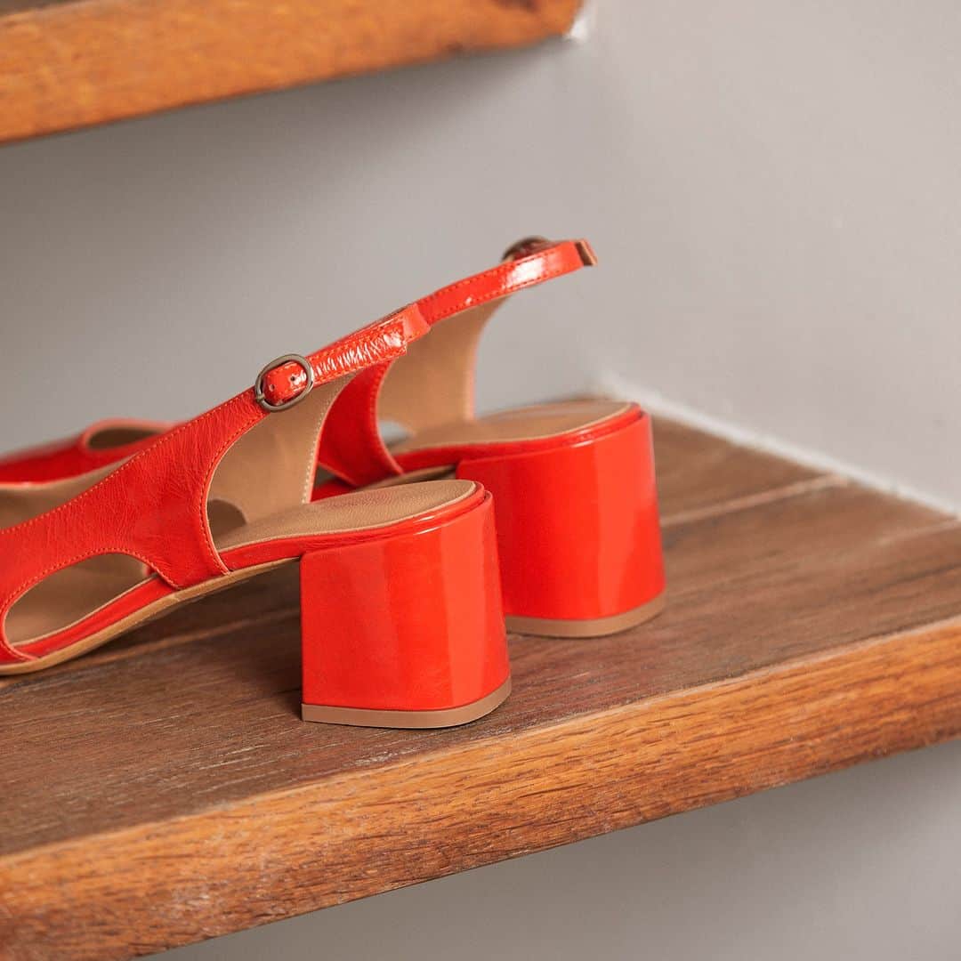 メローイエローパリのインスタグラム：「Oui. Oui. Et encore oui à nos slingbacks Catalina en version orange. 🔥  📍 Fabrication au Portugal  #mellowyellowparis #shoes #chaussures #escarpins #slingbacks #mode」