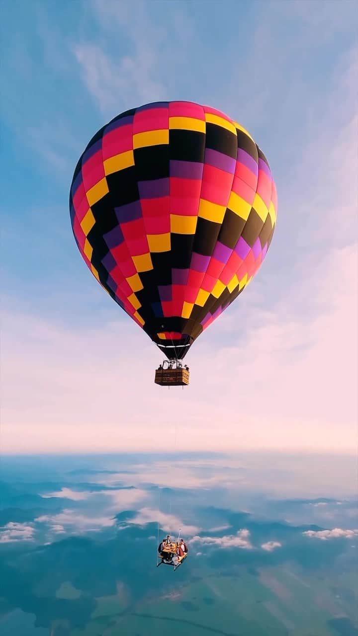 bestvacationsのインスタグラム：「Tag who you’d dine 3000 ft in the sky with! Would you do dare this?! 🎈  📽 @daniel_cajal @duduceratti @nicoledeverling @paulohzen @rabbits @arquentebalonismo @goprobr 📍 Praia Grande, Brazil 🎶 Joe Hisaishi - A Town with an Ocean View」