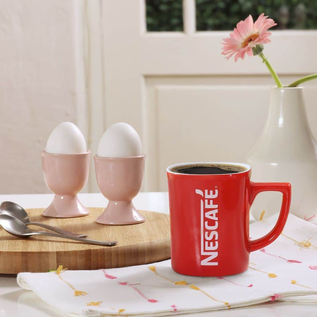 NESCAFEのインスタグラム：「Here’s to everyone still celebrating the #Easter weekend 🐣 You can’t beat a classic egg breakfast and cup of NESCAFÉ coffee to start your morning!   What are you having for breakfast with your coffee today? . . . . . #coffee #nescafe #InstantCoffee #food #morning」