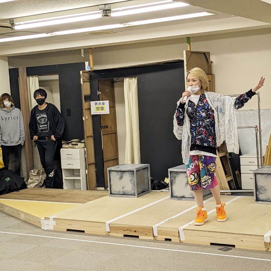 杏さゆりさんのインスタグラム写真 - (杏さゆりInstagram)「舞台稽古1週間を切りました！！！ 和気藹々と日々みんなで精進🙌✨ 更に面白い作品になるようラストスパート頑張ります💪✨ 『年金未納者ミャーキ』観に来て下さいねっ🥰 . One week of stage rehearsals has passed! ! !  Be diligent every day harmonious with everyone 🙌✨  I'll do my best in the last spurt to make it even more interesting 💪✨  Please come and see "Pension Nonpayer Myaki"🥰 . #年金未納者ミャーキ #杏さゆり #SayuriAnzu」4月11日 0時58分 - anzu_sayuri_official