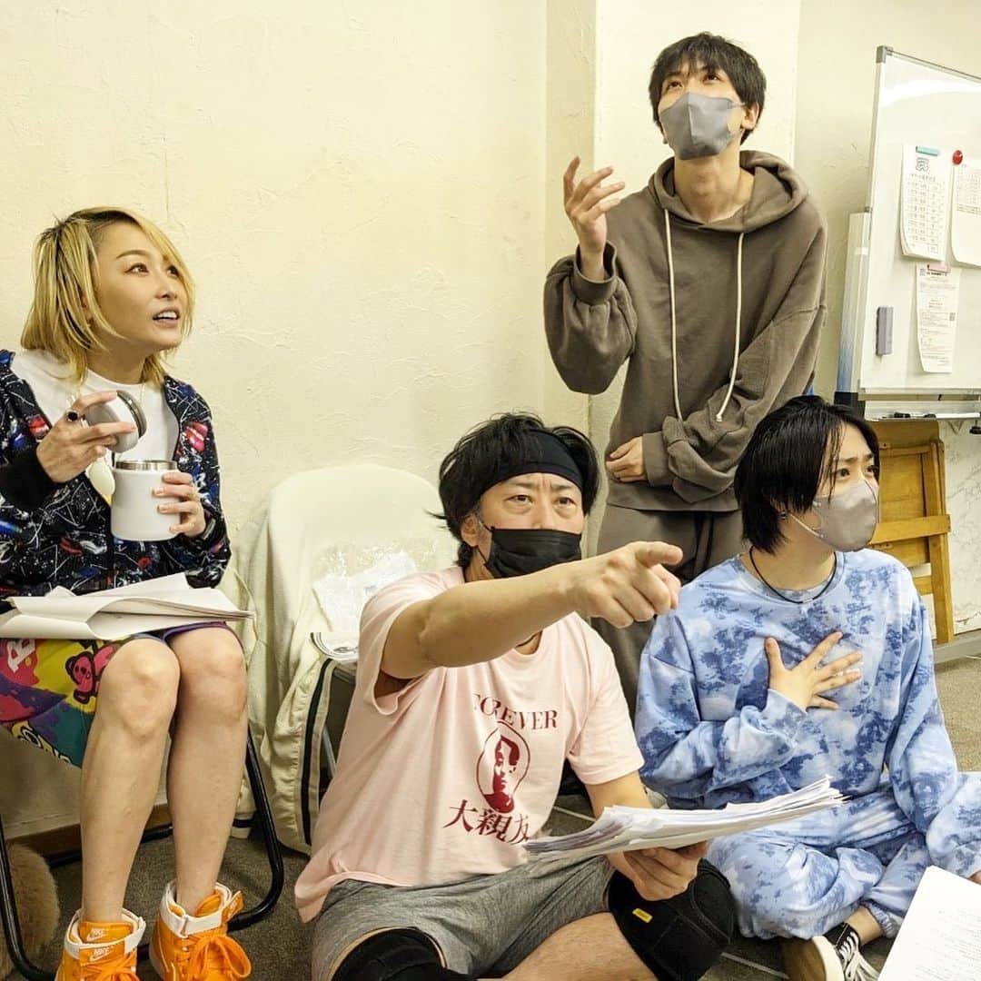 杏さゆりさんのインスタグラム写真 - (杏さゆりInstagram)「舞台稽古1週間を切りました！！！ 和気藹々と日々みんなで精進🙌✨ 更に面白い作品になるようラストスパート頑張ります💪✨ 『年金未納者ミャーキ』観に来て下さいねっ🥰 . One week of stage rehearsals has passed! ! !  Be diligent every day harmonious with everyone 🙌✨  I'll do my best in the last spurt to make it even more interesting 💪✨  Please come and see "Pension Nonpayer Myaki"🥰 . #年金未納者ミャーキ #杏さゆり #SayuriAnzu」4月11日 0時58分 - anzu_sayuri_official