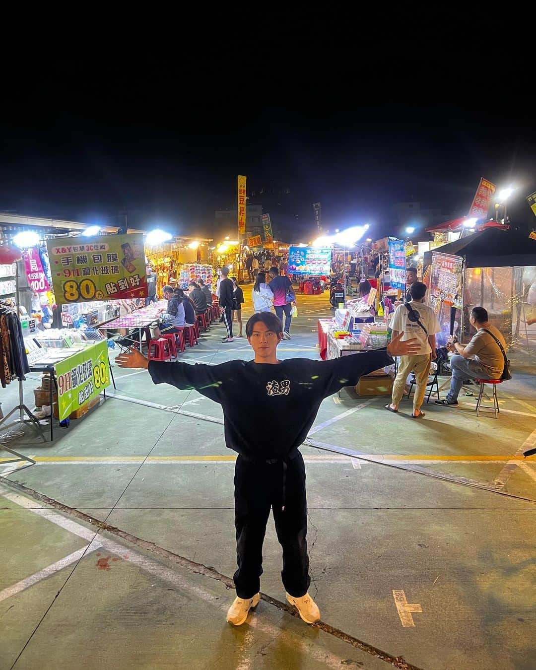 松大航也さんのインスタグラム写真 - (松大航也Instagram)「. 初めて夜市に連れてってもらったよ〜 本当に楽しかった✊ 服につけてるシールは監督がくれたよ笑  我第一次去夜市逛逛了 真的開心✊ 我貼的東西是導演給我的  #台湾#夜市」4月11日 1時01分 - koya_matsudai_official