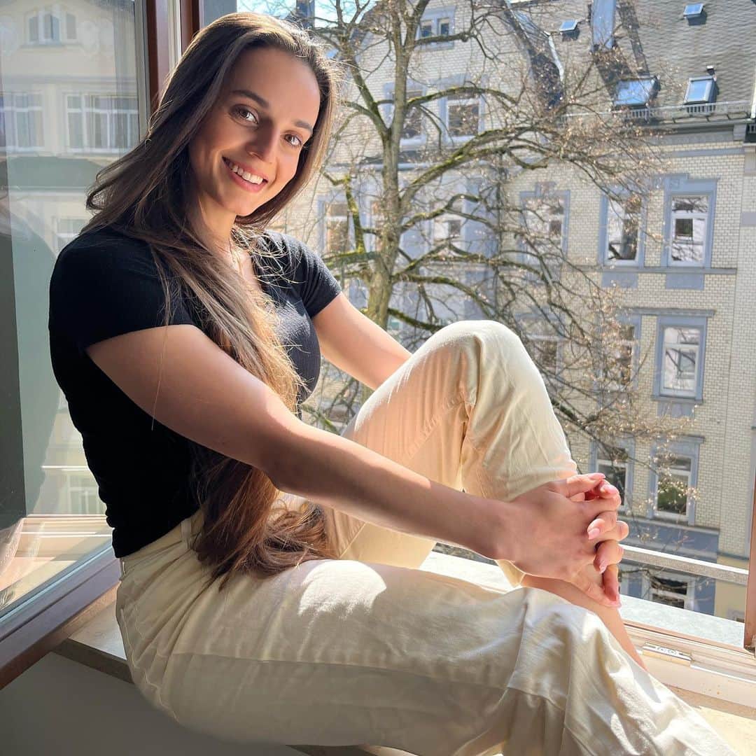 ポーリーヌ・シェーファーのインスタグラム：「Happy Monday ☀️  Ich hoffe ihr hattet ein schönes Wochenende! Genießt den freien Tag und das tolle Wetter ☺️   Welche Ziele habt ihr euch für diese Woche gesetzt?  Schreibt in die Kommentare, ich bin gespannt 🤓  #monday #sun #newweek #newgoals」