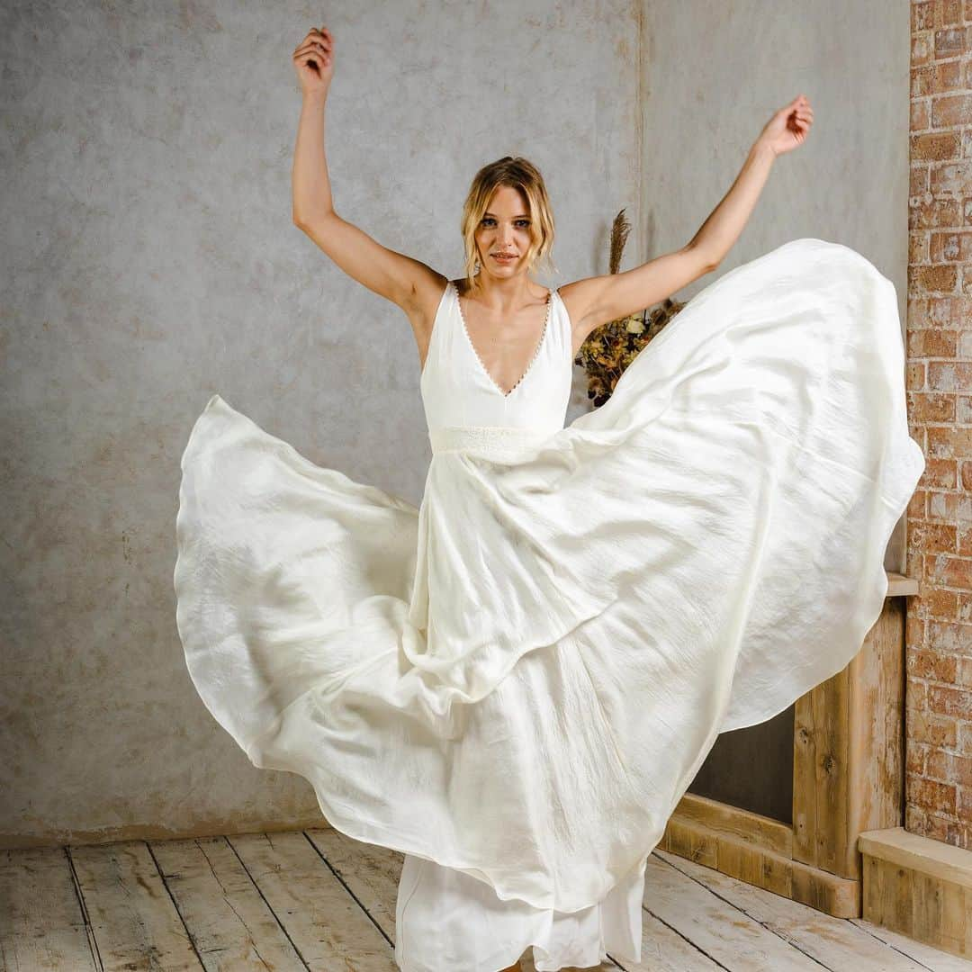 ミナさんのインスタグラム写真 - (ミナInstagram)「Did you know that there is no clear definition for a sustainable wedding dress?  Sustainability in general is a somewhat complicated matter and can mean many things. Ahead of the fashion revolution week we look into what sustainability can mean in bridal wear.   Head to our blog to learn what can be considered a sustainable wedding dress.  Model: @luisehss  Photographer: @benjaminmellish  Hair & makeup: @joelizabethweddings  #IndiebrideLondon #SustainableWeddingDresses #LondonWeddings」4月11日 1時17分 - indiebride.london