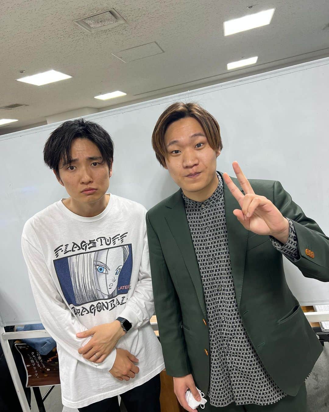 池田真一のインスタグラム：「ハイキック寄席今月もありがとうございました！ チケット完売しました！ 初は 豪快キャプテン ぐろう 2組ともハイキック決まりまくり！ 見逃し配信で見てねー！ ぐろうの家村は帰ってたので 代わりに顔がそっくりな洲崎に撮ってもらいました！似てる！」