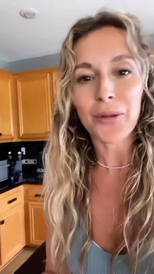 アレクサ・ヴェガのインスタグラム：「Food is a question we get a lot about as a family. The biggest hurdle for most people is having the TIME to make a nutritious meal. Daily Harvest has done a great job of making yummy and EASY products you can feel good about. Whether it’s a quick blend in the blender or a fast heat on the stovetop their options are great! Use my code VEGAALEXA at checkout for up to $65 off your first order ♥️ @dailyharvest #dailyharvestpartner」