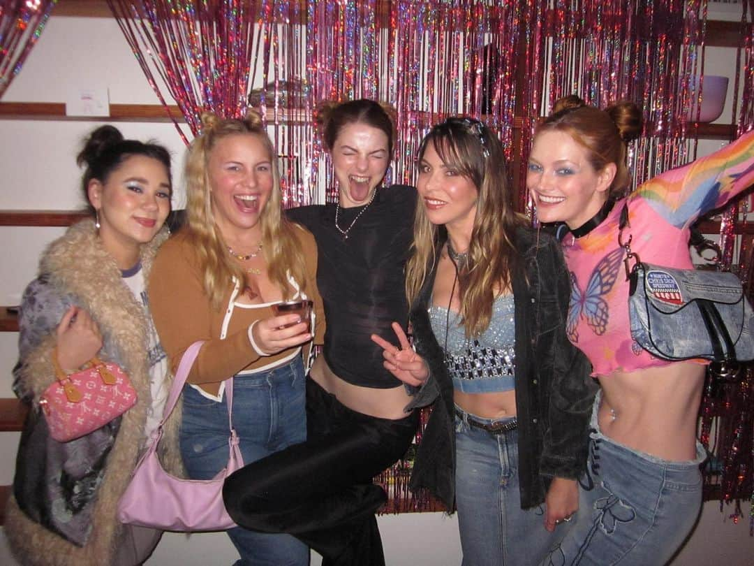 リディア・ハーストのインスタグラム：「Party like it’s Y2K 🎉  And YES, I am wearing @delias  because it rocks and never goes out of style😎」