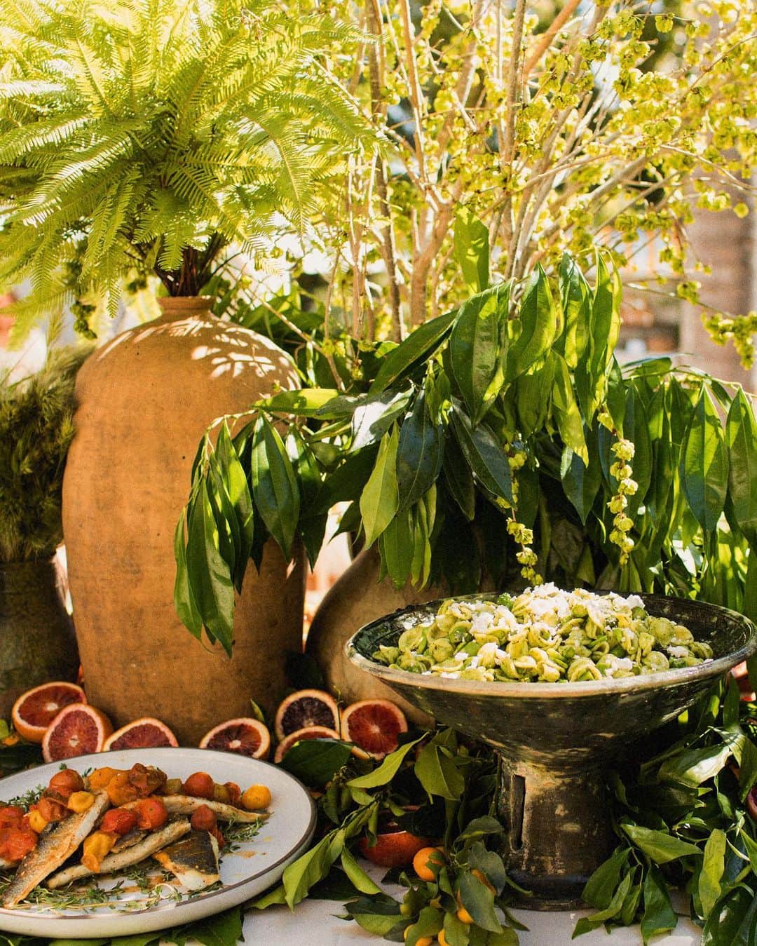 ジュリー・サリニャーナのインスタグラム：「BABY SHOWER FOOD & BAR details🧡:  We wanted our guests to enjoy feeling like they were in the Mediterranean/French Coastal with decor, food & styling as well as bringing in some touches of Mexico! It was so fun to put the menu together and everyone raved about how yummy the food was! Of course I had to have my fave food catering company @urbanpalatela for this special shower and can’t tell you how insanely gooood everything tasted and how beautiful the presentation was plus the staff was the icing on the cake! fun fact: they catered my big 30th birthday party! So they’ve done all my special milestones- they’re amazing!)   A few things on the menu were: Appetizers:  * Chicken confit sopes with mole, black bean crema, pickled red onion * Santa Barbara seabass ceviche, heirloom citrus, avocado, habanero oil  * Tartine station  Buffet  * Orecchiette pasta with Arugula pistou, grilled asparagus, fava beans, English peas, Meyer lemon, chèvre * Grilled skirt steak with guajillo spice, cilantro lime gremalota x  potatoes * Pan Seared branzino, roasted baby heirloom tomatoes, rosemary , roasted garlic oil  For the bar, we had tailored drinks made by the sweet girls from @martinigirls which were so refreshing and so good! They’ve also done a few of our parties and they’re the best! We also had aguas frescas because I’m obsessed with having fresh juices- we had Watermelon x Pineapple with Spinach! 🍉  For the furniture & dishware, our good friends from @berbereimports helped bring our vision to life! Their pieces are just incredibly stunning- my backyard is all filled with Berbere pots x furniture!   For the framed house around the buffet table, which turned out to be such a focal statement scene, my sister @lilylove213 and brother in law @mucio323 came up w the idea and built it out! It framed that little vignette so perfectly!   For all the floral and table styling; my good friend @dolcetto created such a beautiful, effortless job- I just couldn’t get over how pretty everything looked!   Food: @urbanpalatela  Bar: @martinigirls Frame house: @lilylove213 @mucio323  Furniture x Dishes: @Berbereimports Florals: @Dolcetto   #babyshower #babyshowerideas」