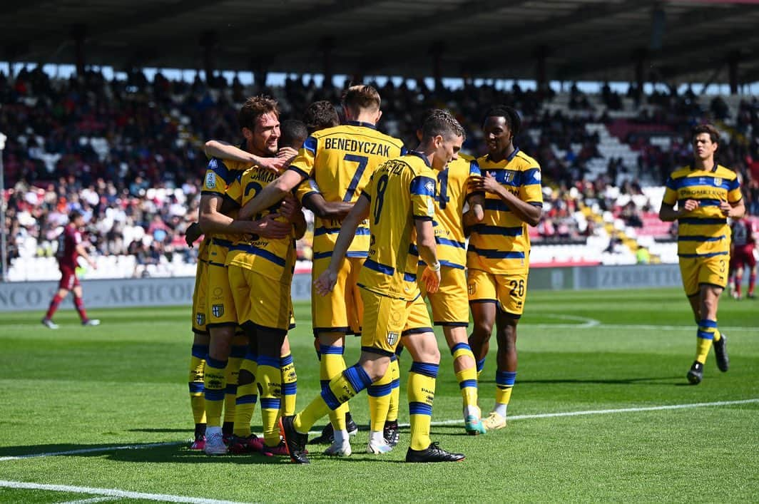 フランコ・バスケスのインスタグラム：「Forza Parma 💛💙」