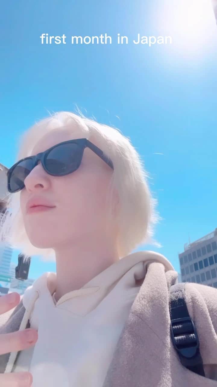 ナスチャのインスタグラム：「My first month living here. The biggest stress, the best people around and best things around me making my life so interactive. I finally forget about social media, spend time with people with the same world feeling as i fave and enjoying my routine, work and study. Love and live this the best life 🌸💖」
