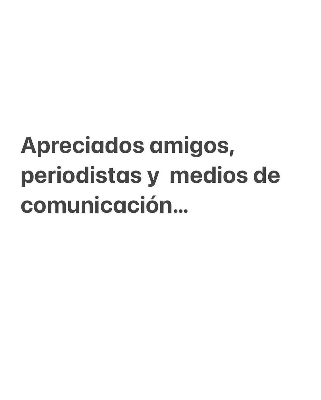 シャキーラのインスタグラム：「Apreciados amigos, periodistas y medios de comunicación,   En este momento de cambios en mi vida como figura publica, es comprensible que exista una permanente curiosidad por parte de la prensa alrededor de mi y de mi familia. Sin embargo mis hijos, Milan y Sasha han vivido un año muy difícil, sufriendo un incesante asedio y una persecución sin tregua por parte de paparazzi y varios medios de comunicación en Barcelona.  Ahora que inician una nueva etapa en sus vidas pido encarecidamente a los medios de comunicación en nombre de mis hijos que por favor respeten su derecho a la intimidad.  Les ruego abstenerse de seguirlos hasta la salida o entrada del colegio, esperarlos en la puerta de nuestra casa, o perseguirlos hasta sus actividades extra-escolares, y lúdicas tal y como ha sucedido cada día en Barcelona con el fin de obtener capturas fotográficas o mejores ratings.   Confío en que los periodistas y fotógrafos sean sensibles a la situación que enfrentan Milan y Sasha y puedan comportarse de la forma mas humana posible con ellos,  teniendo en cuenta que se trata de la salud y la integridad física y emocional de dos menores de 8 y 10 años que solo desean poder salir a la calle, y asistir al colegio sintiéndose a salvo y teniendo la tranquilidad de no ser perseguidos o sometidos al escrutinio constante de las cámaras.   Extiendo esta petición ya no como artista, sino como una madre que desea proteger y cuidar del bienestar psicológico y emocional de sus hijos para que puedan vivir una vida sana y feliz, como todo niño lo merece.  Gracias por su comprensión y apoyo,  Shakira.」