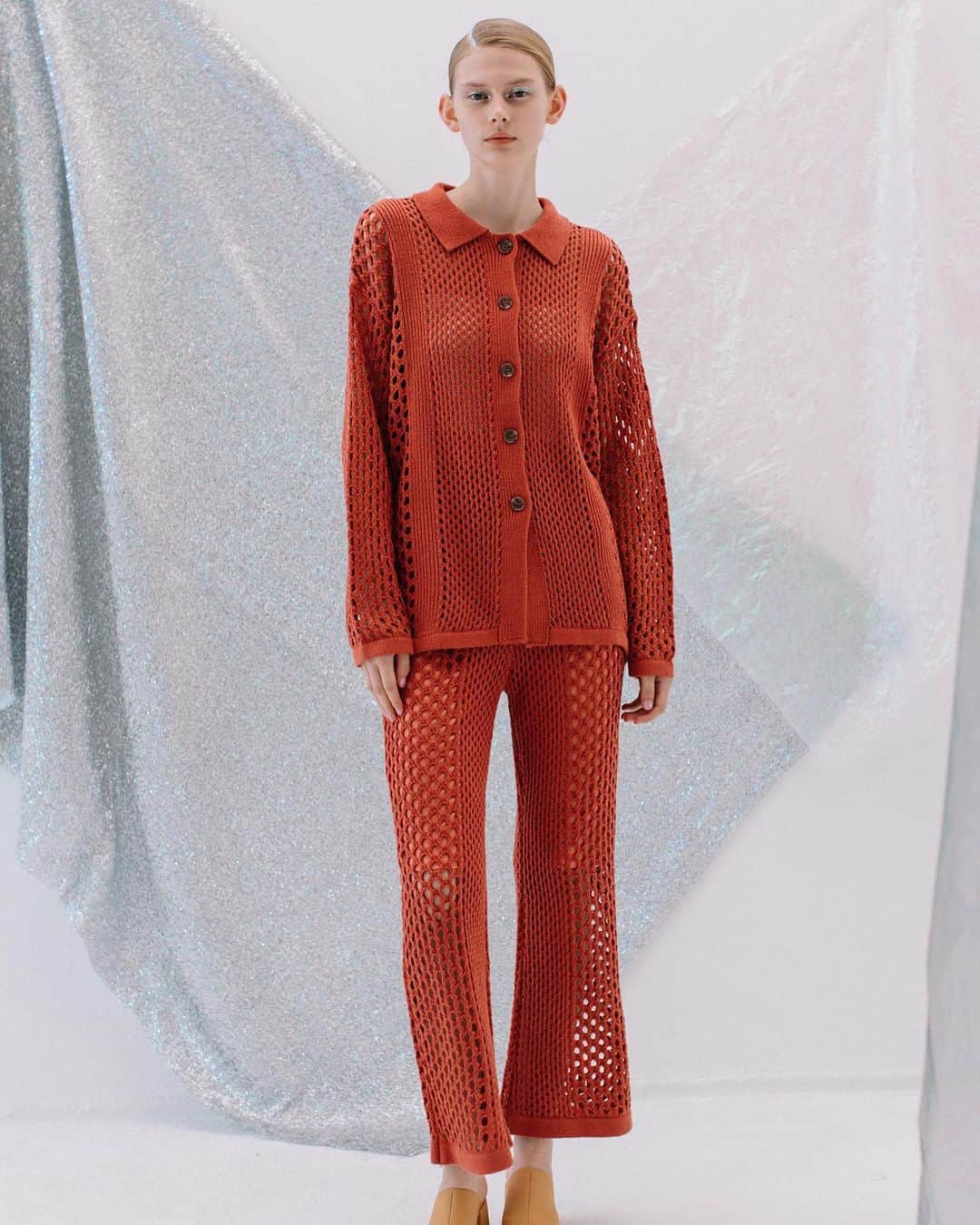 AULA AILAのインスタグラム：「【2023 SPRING SUMMER COLLECTION】  MESH KNIT SHIRT COLOR ORANGE SIZE 0 ¥19,800   大きめのメッシュ編みと小さめのメッシュ編みを組み合わせた、襟つきのニットトップス。 ヒップラインくらい長めの丈感とタイト過ぎないシルエットで、リラックス感のある一着。  MESH KNIT PANTS COLOR ORANGE SIZE 1 ¥19,800  大きめのメッシュ編みと小さめのメッシュ編みを組み合わせたニットパンツ。 タイトすぎない程よいフィット感は、大人っぽくリラックス感のある一着。 メッシュからちらりと見える肌が抜け感のある印象に。 ウエストはゴムなので履きやすく、ひざ丈程度のインナーペチパンツがついており安心。  ✔️AULA AILA OFFICIAL WEB STOREにて春夏コレクションアイテムが入荷スタート！」