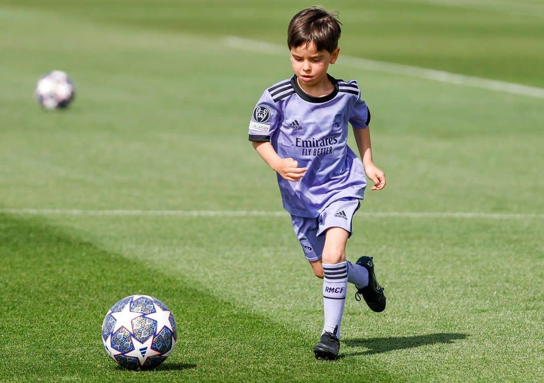 ティボ・クルトゥワさんのインスタグラム写真 - (ティボ・クルトゥワInstagram)「Momentos únicos que llenan de energía para lo que está por venir. Nico 🤍 #HalaMadrid」4月11日 1時41分 - thibautcourtois