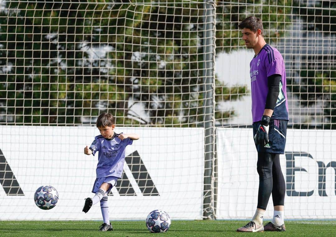 ティボ・クルトゥワさんのインスタグラム写真 - (ティボ・クルトゥワInstagram)「Momentos únicos que llenan de energía para lo que está por venir. Nico 🤍 #HalaMadrid」4月11日 1時41分 - thibautcourtois