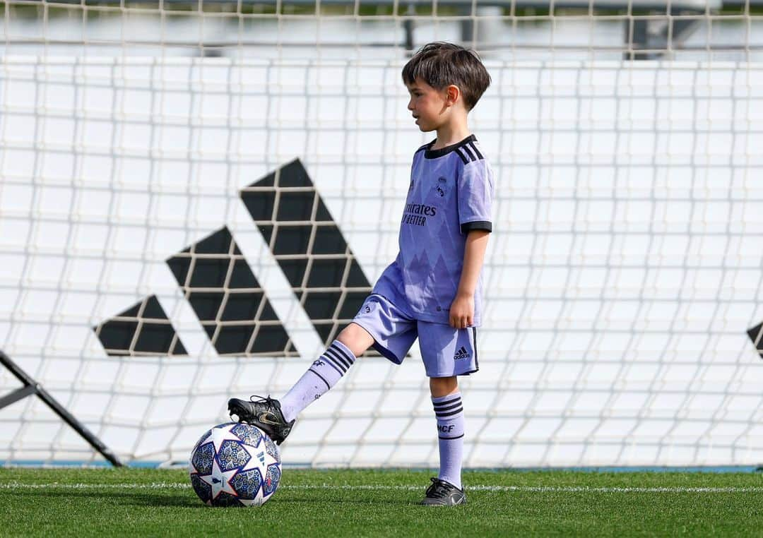 ティボ・クルトゥワさんのインスタグラム写真 - (ティボ・クルトゥワInstagram)「Momentos únicos que llenan de energía para lo que está por venir. Nico 🤍 #HalaMadrid」4月11日 1時41分 - thibautcourtois