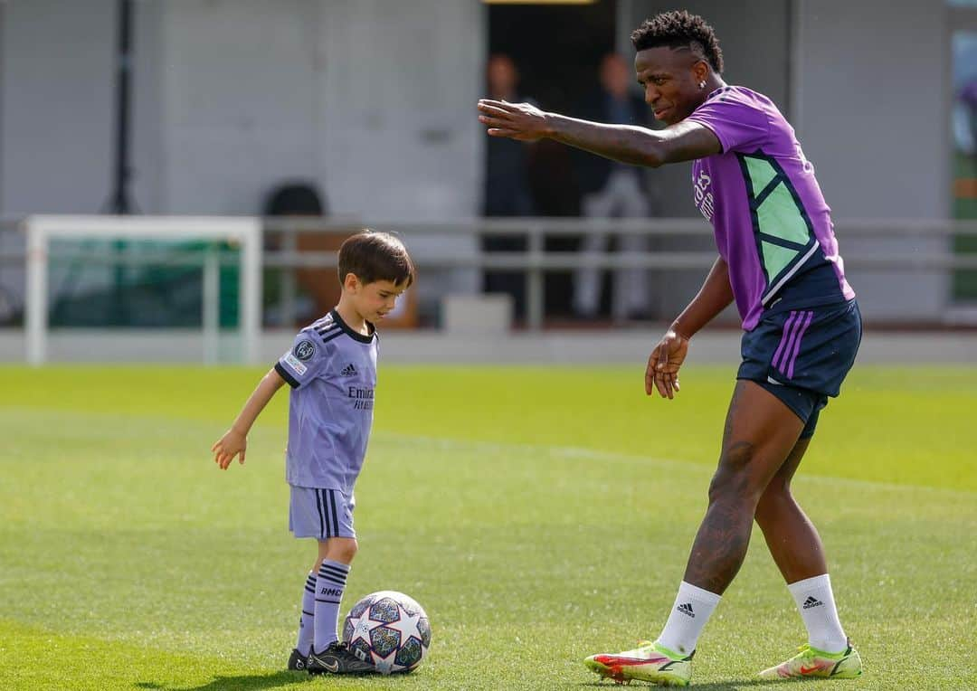 ティボ・クルトゥワさんのインスタグラム写真 - (ティボ・クルトゥワInstagram)「Momentos únicos que llenan de energía para lo que está por venir. Nico 🤍 #HalaMadrid」4月11日 1時41分 - thibautcourtois